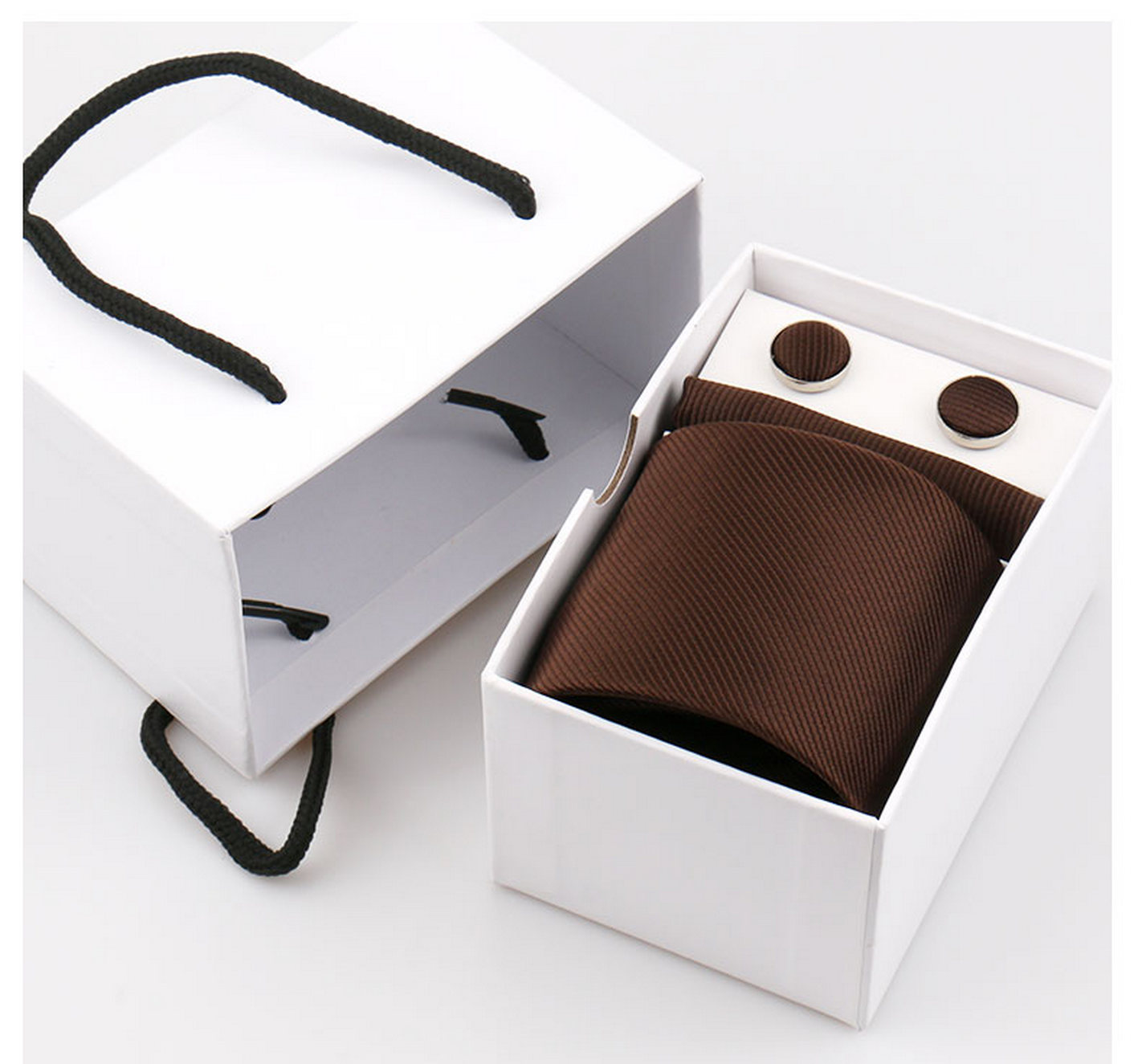 Neck Tie Set Box - 上品なメンズネクタイセット。幅7.5cmの無地ネクタイ、ポケットチーフ、カフスボタンの3点セット。白い箱入り。結婚式、ビジネス、パーティー、フォーマルなスーツに最適なアクセサリー。