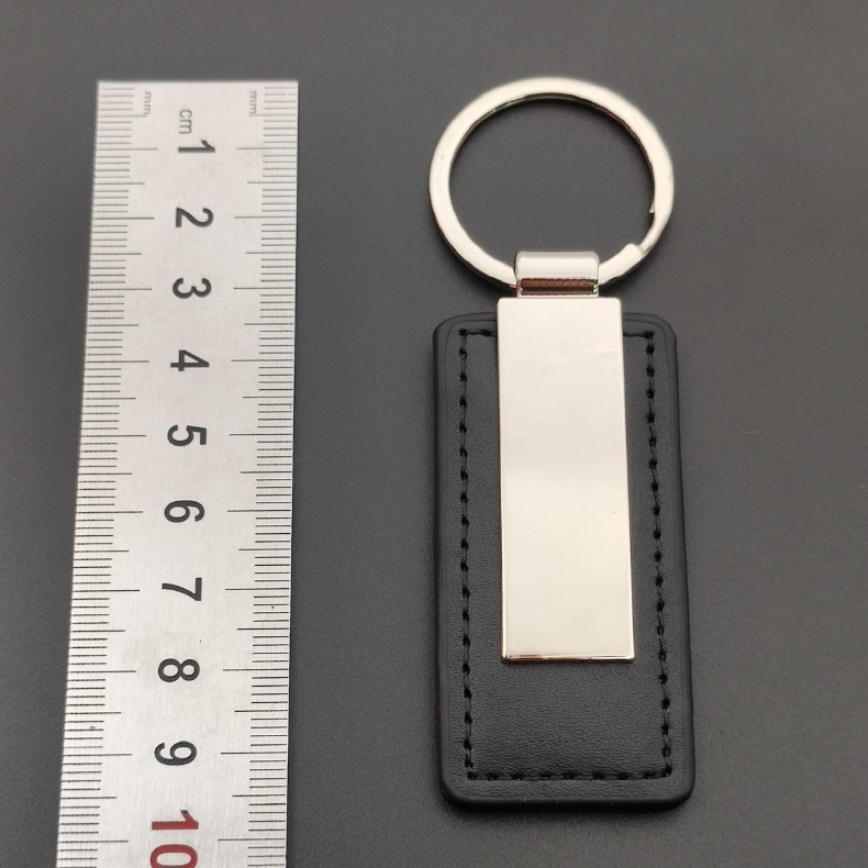 Men Accessories All - 亜鉛合金製のプレートが付いたレザー製キーチェーン。車のキーリング、バッグチャームとして使える、おしゃれでクリエイティブなデザインのキーチェーンリング。男性にも女性にも、アクセサリーとして、またギフトとしても最適。