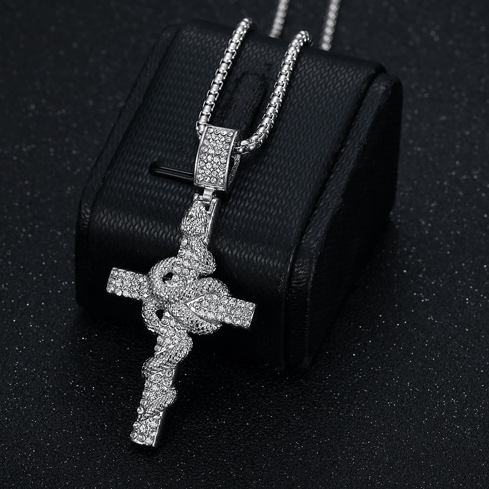 ヘビ模様の彫刻が施されたステンレス鋼のクロスペンダントネック - Men Accessories All のレビューと価格